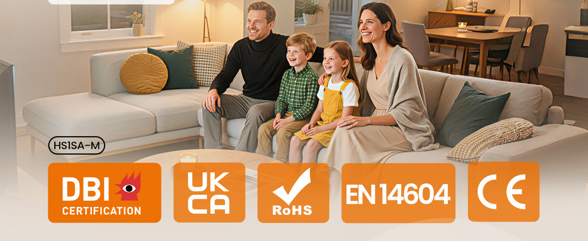 Heiman HS1SA-M Rauchmelder, zertifiziert nach DBI, UKCA, RoHS, EN 14604 und CE, bietet zuverlässigen Schutz für die ganze Familie im Wohnzimmer.
